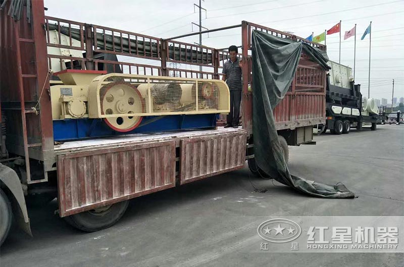 小型對(duì)輥制砂機(jī)發(fā)貨 小型對(duì)輥制砂機(jī)發(fā)貨