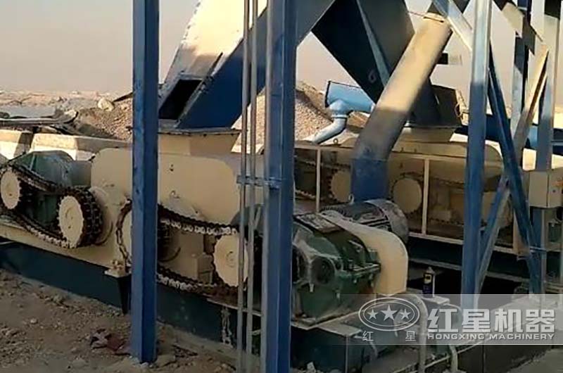 對輥破碎機(jī)現(xiàn)場 對輥破碎機(jī)現(xiàn)場