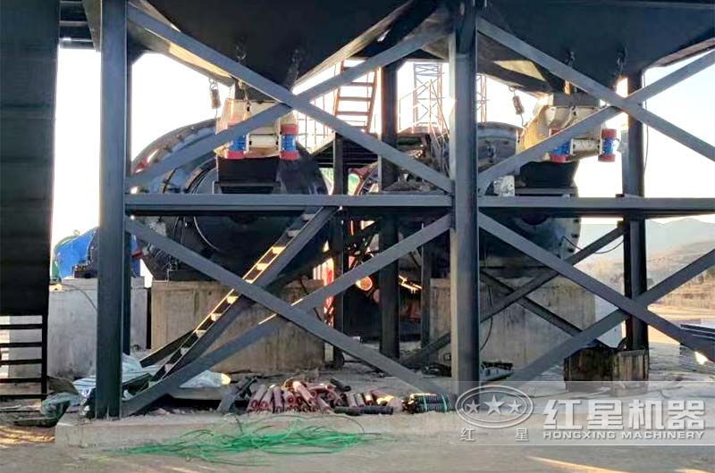 生產(chǎn)300噸球磨機現(xiàn)場 生產(chǎn)300噸球磨機現(xiàn)場