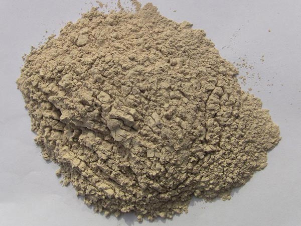 礬土性質(zhì) 礬土主要成分是氧化鋁，為煉鋁和耐火材料的主要原料。白色或灰白色，因含鐵而呈褐黃或淺紅色。密度3.45g/cm3，硬度1～3，不透明，質(zhì)脆。極難熔化，不溶于水，能溶于硫酸、氫氧化鈉溶液。 地區(qū)分布 中國鋁土礦資源比較豐富，在全國18個省、自治區(qū)、直轄市已查明鋁土礦產(chǎn)地205處，其中大型產(chǎn)地72處（不包括臺灣），主要分布在山西、山東、河北、河南、貴州、四川、廣西、遼寧、湖南等地。 投資前景 1.可用于煉鋁工業(yè)。用于國防、航空、汽車、電器、化工、日常生活用品等。 2.可用于精密鑄造。礬土熟料加工成細粉做成鑄模后精鑄。用于軍工、航天、通訊、儀表、機械及醫(yī)療器械部門。 3.可用于耐火制品。高鋁礬土熟料耐火度高達1780℃，化學(xué)穩(wěn)定性強、物理性能良好。 4.硅酸鋁耐火纖維。用于鋼鐵、有色冶金、電子、石油、化工、宇航、原子能、國防等多種工業(yè)，消防人員可用耐火纖維布做成衣服。 5.制造礬土水泥、研磨材料、陶瓷工業(yè)以及化學(xué)工業(yè)可制鋁的各種化合物。 鋁礬土磨粉制備 鋁礬土粉是選用煅燒過的熟鋁礬土礦石用雷蒙磨加工制成的細粉，粒度通常為100目-325目，在耐火材料行業(yè)得到了廣泛的應(yīng)用。通常加工的流程為先經(jīng)顎式破碎機進行破碎，然后篩分進入鋁礬土雷蒙磨或鋁礬土超細磨粉機中，進行鋁礬土粉制備，使其應(yīng)用更加廣泛。