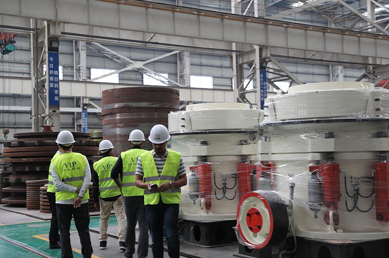 客戶來(lái)廠考察鐵礦石破碎機(jī)設(shè)備 客戶來(lái)廠考察鐵礦石破碎機(jī)設(shè)備