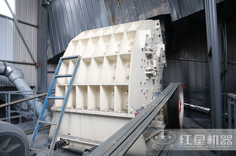 石灰石破碎客戶現(xiàn)場，適用錘破機