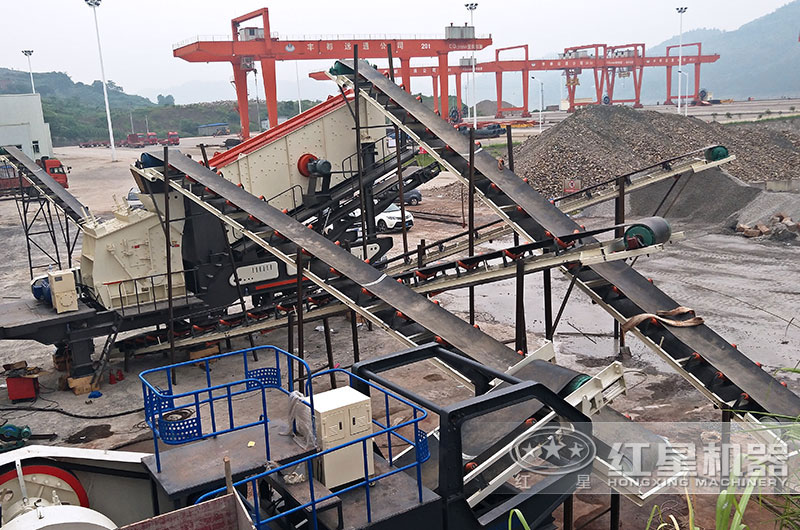 重慶輪胎移動(dòng)破碎篩分站設(shè)備現(xiàn)場 重慶輪胎移動(dòng)破碎篩分站設(shè)備現(xiàn)場