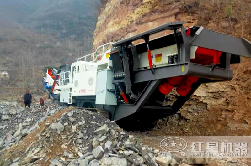 露天采礦碎石移動式破碎機(jī)現(xiàn)場 露天采礦碎石移動式破碎機(jī)現(xiàn)場