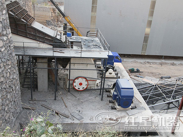 安裝、調(diào)試好投入生產(chǎn)的重錘頭破碎機(jī)