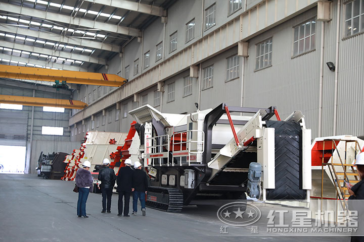 客戶(hù)到廠參觀車(chē)載式破碎機(jī)