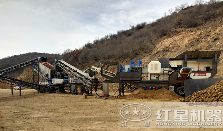 時(shí)產(chǎn)200噸移動(dòng)破碎設(shè)備生產(chǎn)現(xiàn)場(chǎng)，運(yùn)行平穩(wěn)，不間斷作業(yè)