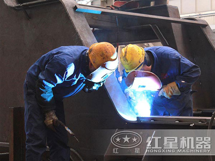 車間生產(chǎn)加工移動(dòng)破碎機(jī)，每一臺(tái)設(shè)備都是匠心打造