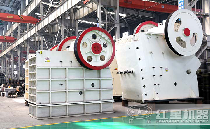 顎式破碎機(jī)實(shí)拍圖，型號(hào)多樣，價(jià)格在10-80萬之間