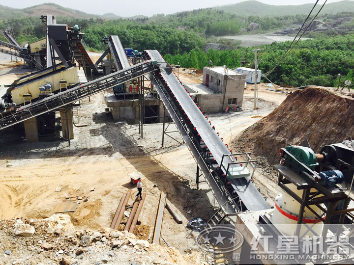 碎石現(xiàn)場，多種破碎設(shè)備可搭配使用