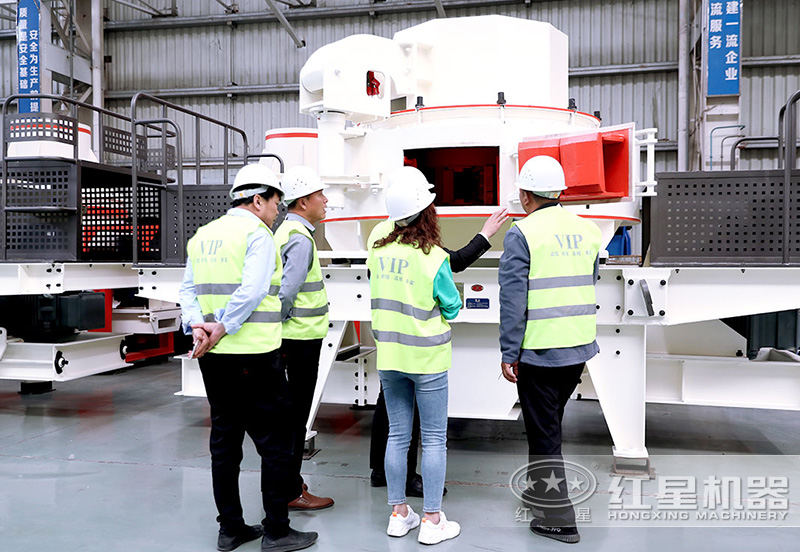 客戶來車間參觀，專業(yè)經(jīng)理接待講解