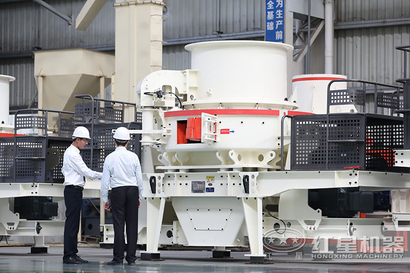 客戶在玄武巖制砂機車間參觀，經(jīng)理一對一指導(dǎo)講解