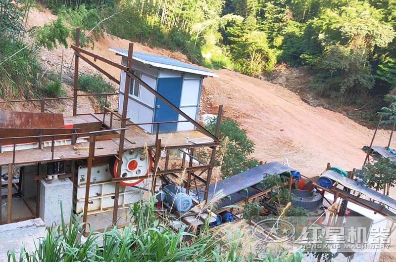 鵝卵石破碎現(xiàn)場，鄂破+圓錐破破碎出13石子