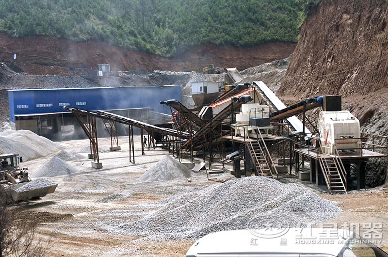 制砂設(shè)備生產(chǎn)現(xiàn)場(chǎng)，反擊破搭配制砂機(jī)，破碎軟料